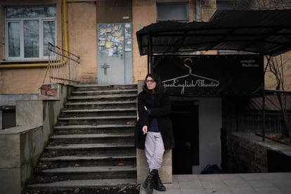 Anabel Sotelo, actriz y editora de libros, en la puerta de la sala.