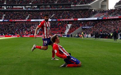 Griezmann celebra el primer gol del Atlético junto a Diego Costa.