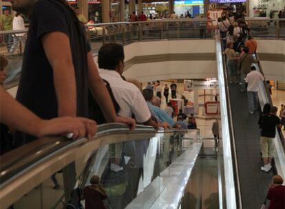 Aspecto de un centro comercial en Aluche (Madrid).