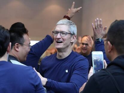 Tim Cook, consejero delegado de Apple, con clientes el día del lanzamiento del iPhone X en una tienda de la compañía. 