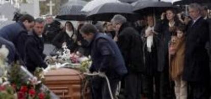 Decenas de familiares, amigos y personalidades asisten al entierro del cineasta Luis García Berlanga que ha tenido lugar hoy en el cementerio de la localidad madrileña de Pozuelo de Alarcón