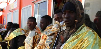 Un grupo de subsaharianos tras su llegada al puerto de Melilla.