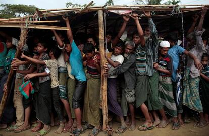 Rohingya en fila para recibir ayuda en un campo de refugiados.