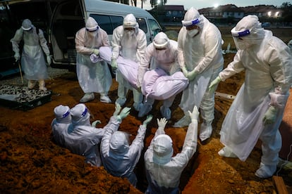 Entierro de una víctima de covid en Kuala Selangor, en las afueras de Kuala Lumpur, Malasia.