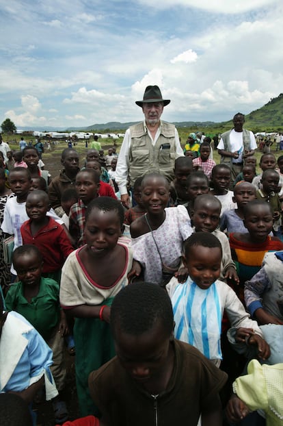 Mario Vargas Llosa, junto a unos niños en el campo de desplazados de Hewa Bora.