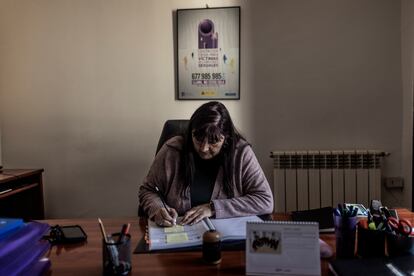 Victoria Carbajal, abogada y coordinadora del centro, en su despacho.