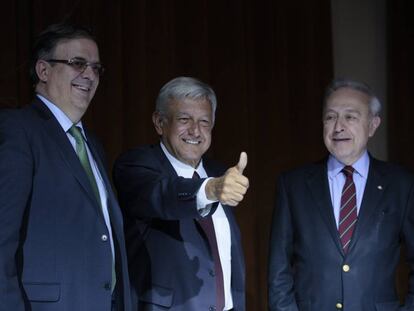 Marcelo Ebrard, Andrés Manuel López Obrador y Héctor Vansconcelos durante la conferencia de esta tarde.