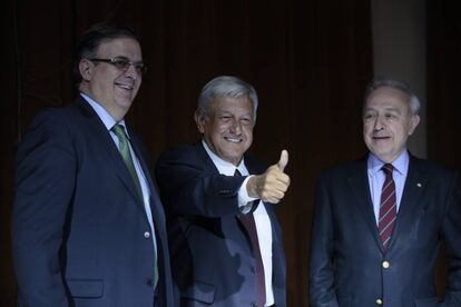 Marcelo Ebrard, Andrés Manuel López Obrador y Héctor Vansconcelos durante la conferencia de esta tarde.