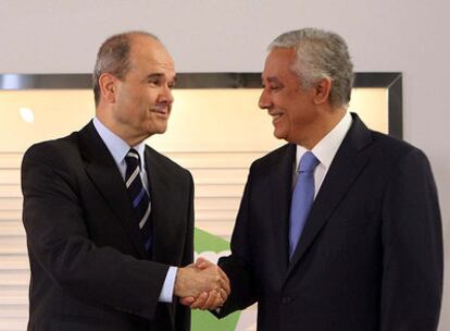 Manuel Chaves y Javier Arenas se saludan al inicio del debate en Canal Sur.