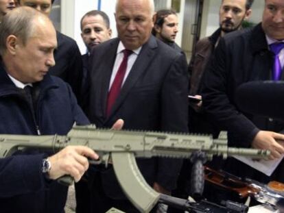 Putin sujeta un Kaláshnikov en la fábrica del fusil.
