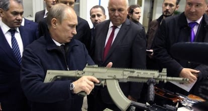 Putin sujeta un Kaláshnikov en la fábrica del fusil.