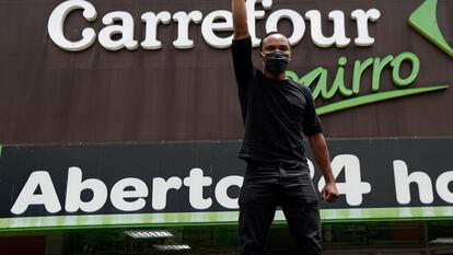 Manifestante protesta na porta do Carrefour, em Brasília, pelo assassinato de Beto.