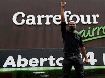 Manifestante protesta na porta do Carrefour, em Brasília, pelo assassinato de Beto.