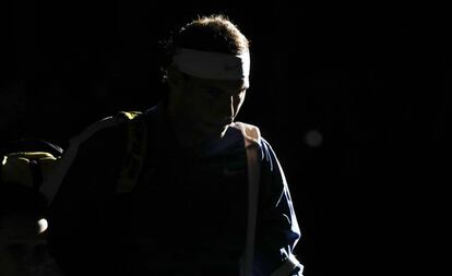 Nadal accede a la pista de París-Bercy antes de un partido.