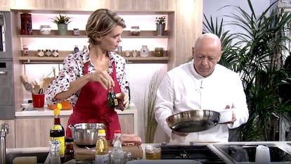 Julie Andrieu junto al chef Thierry Marx, colaborador habitual del programa.