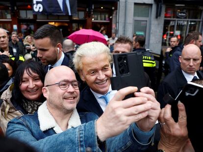 El político de extrema derecha de Países Bajos, Geert Wilders (rubio, en el medio), líder del Partido de la Libertad, posa con un admirador durante el arranque de la campaña electoral en Venlo, el 20 de octubre.