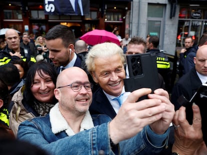 El político de extrema derecha de Países Bajos, Geert Wilders (rubio, en el medio), líder del Partido de la Libertad, posa con un admirador durante el arranque de la campaña electoral en Venlo, el 20 de octubre.