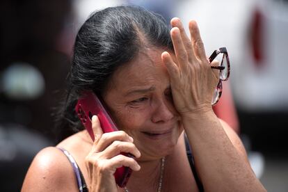 Una mujer llora mientras habla por teléfono frente a la cárcel de Tuluá.