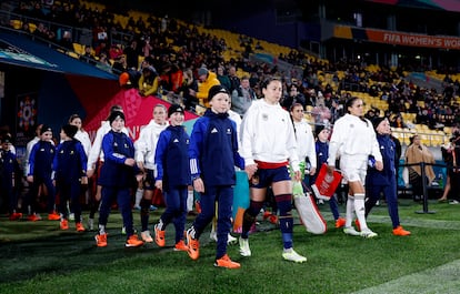 Las jugadoras de España y Costa Rica pisan el césped del estadio Wellington, en Nueva Zelanda.