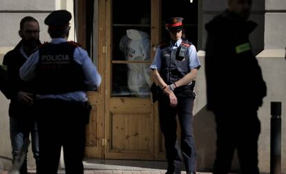 Los Mossos en el lugar donde ha sido hallada la víctima, en un bar de la avenida de Mistral.