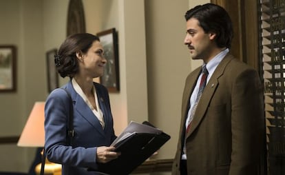 Winona Ryder y Oscar Isaac, en 'Show Me a Hero'.