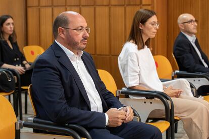 El expresidente de la Comunidad de Murcia, Pedro Antonio Sánchez, en primer término, junto a la secretaria del Ayuntamiento de Puerto Lumbreras, Caridad Gacía, y al arquitecto Martín Lejárraga, durante el juicio por el 'caso Auditorio', sobre la adjudicación a dedo de un auditorio municipal en 2005.