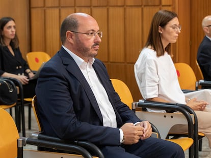 El expresidente de la Comunidad de Murcia, Pedro Antonio Sánchez, en primer término, junto a la secretaria del Ayuntamiento de Puerto Lumbreras, Caridad Gacía, y al arquitecto Martín Lejárraga, durante el juicio por el 'caso Auditorio', sobre la adjudicación a dedo de un auditorio municipal en 2005.