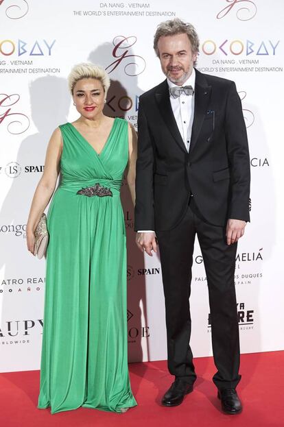 El actor Tristán Ulloa y Carolina Román.