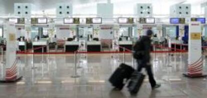 Un pasajero pasa por la zona de facturación de Iberia durante el periodo de huelgas del arranque del año.