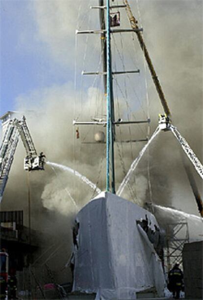 El espectacular incendio del velero 'Lamo' en el dique seco del Muelle del Reloj en el puerto de Barcelona.