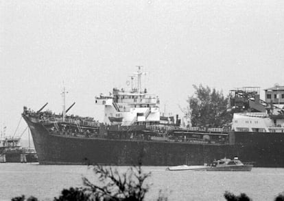 Aspecto del petrolero "Jussara", de bandera maltesa y tripulación griega, que fue abordado por 700 cubanos, en el puerto de Mariel, hasta los topes de gente, el 15 de agosto de 1994.