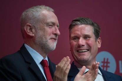 El líder laborista, Jeremy Corbyn, con el secretario de Brexit en la sombra, Keir Starmer, en la conferencia anual del Partido Laborista en el Brighton Centre, Brighton, el 25 de septiembre de 2017.