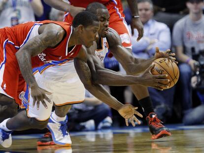 Ibaka, de los Thunder, atrapa el palón ante Eric Bledsoe, de Los Angeles Clippers