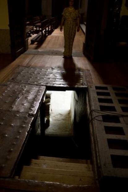 Entrada a la cripta de la iglesia de las Trinitarias, en Madrid.