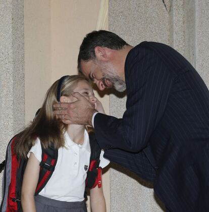 Don Felipe besa a su hija mayor, la princesa Leonor, al regresar el pasado mayo de un viaje a Akisgrán (Alemania).