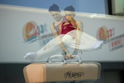 El húngaro Krisztofer Meszaros, en la prueba de potro del Campeonato europeo de gimnasia artística que se celebra en Mersin (Turquía).