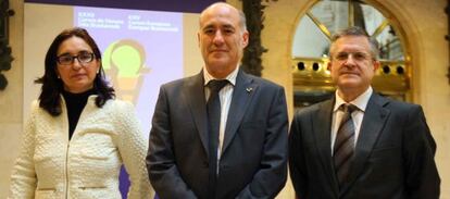 De izquierda a derecha, Silvia Churruca, de la Fundación BBVA, el rector de la UPV, Iñaki Goirizelaia, y el director de los Cursos de Verano, José Luis de la Cuesta. 