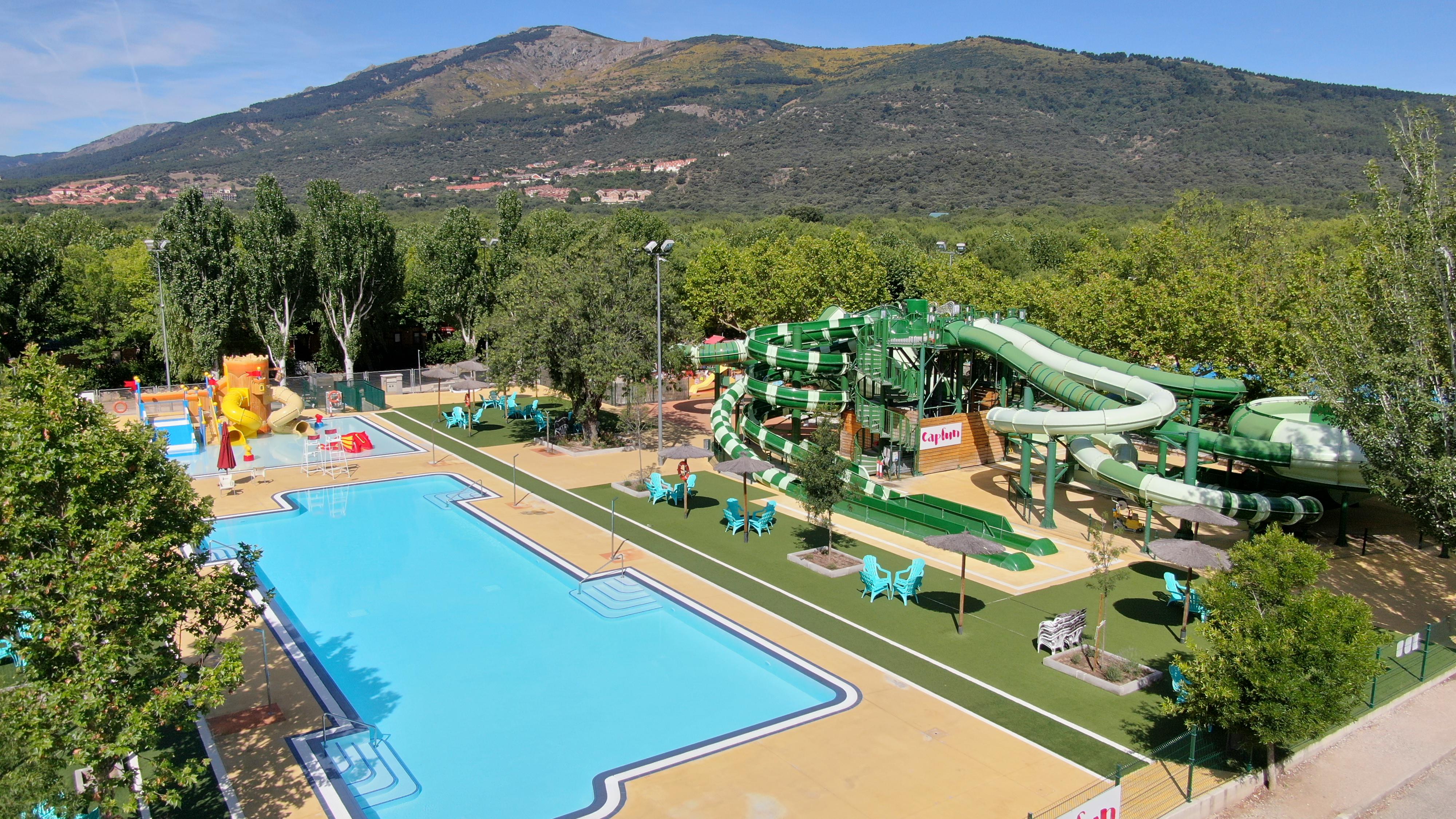El recinto dispone de bungalows equipados con cocina, baño y terraza, además de varias piscinas exteriores, una de ellas climatizada.