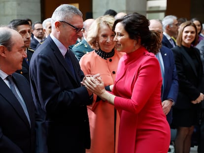 La presidenta de la Comunidad de Madrid, Isabel Diaz Ayuso saluda al expresidente de Madrid, Alberto Ruiz Gallardón, ante su homóloga, Esperanza Aguirre, el 4 de diciembre.