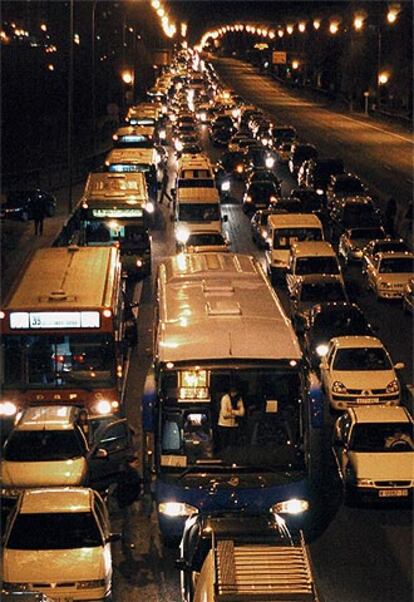 Las explosiones han provocado un auténtico caos justo cuando miles de madrileños se echaban a las carreteras con ocasión de los cinco días festivos de este puente. Poco antes de las 19.00 horas, la DGT interrumpía la circulación en ambos sentidos en las cinco autovías afectadas. Una hora después, sólo se mantenían cortes en la carretera de Toledo en ambos sentidos, a la altura del kilómetro seis, aunque sin retenciones de importancia porque se daba paso alternativo a través de la M-45 y la M-50. En la imagen, el monumental atasco de la carretera de Extremadura.