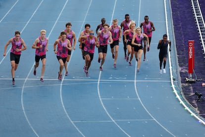 Kipyegon, a la derecha, al comienzo de su intento en París.