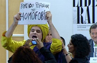 El líder del PP asiste sonriente a la reivindicación del activista por los derechos de los homosexuales.