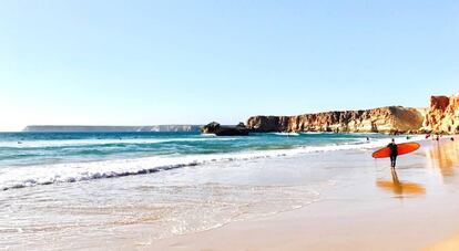 Surf en un arenal del Algarve.