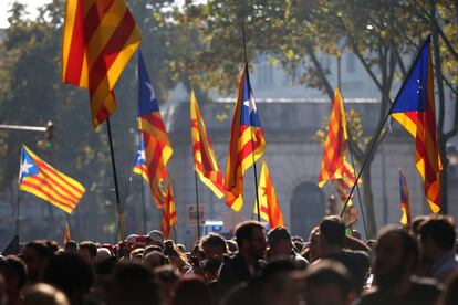 Banderas independentistas en la manifestación ante el Parlament catalán en Barcelona.