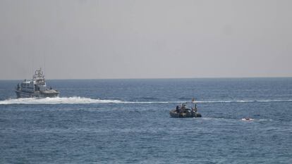 Una lancha traslada el explosivo al mar.