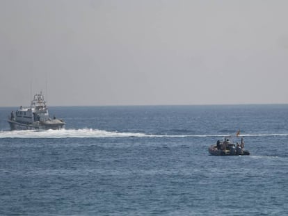 Una lancha traslada el explosivo al mar.