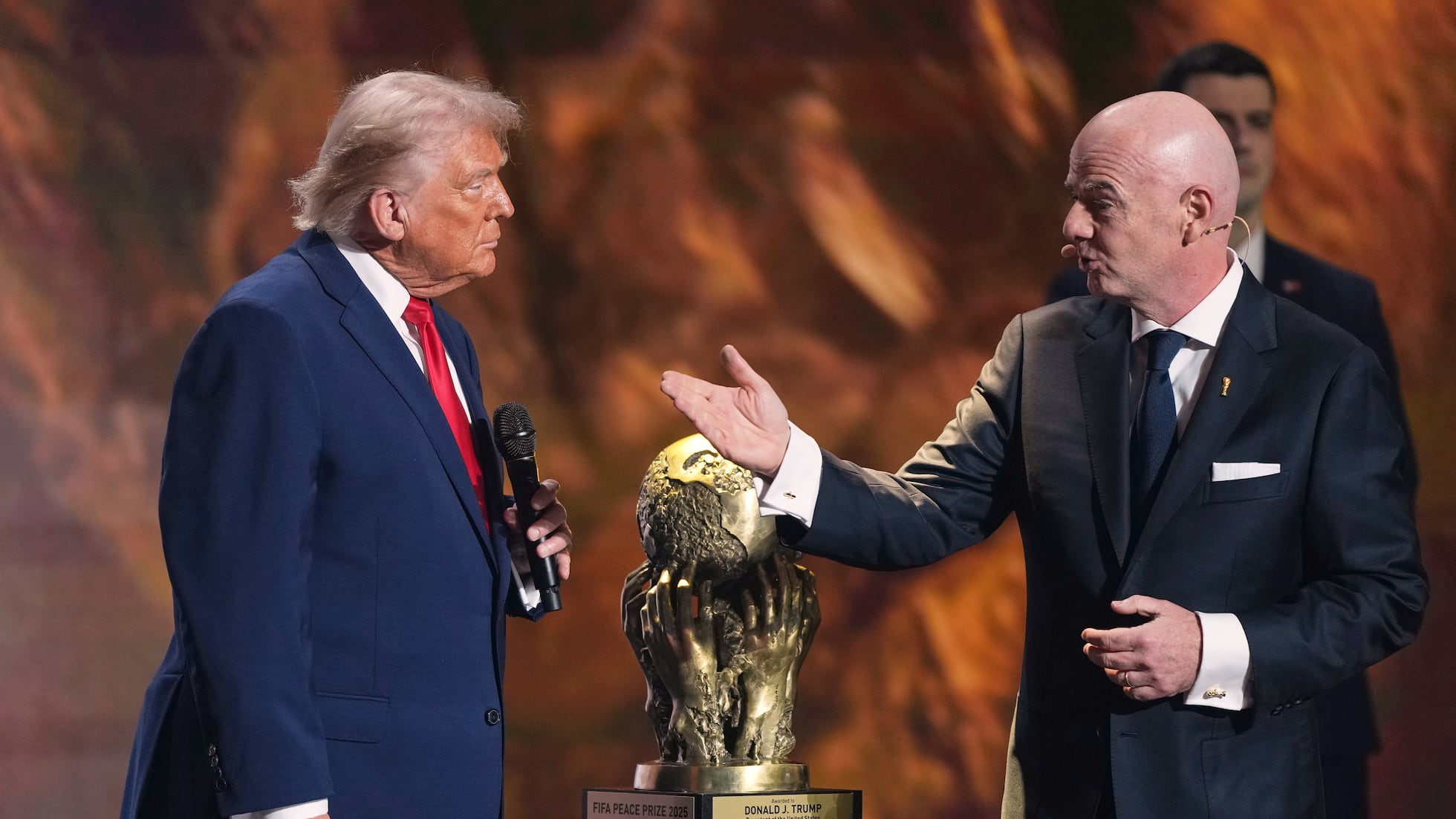 Gianni Infantino es acusado de romper el código ético de la FIFA por sus comentarios y por conceder el premio de la paz al presidente Trump | EL PAÍS US