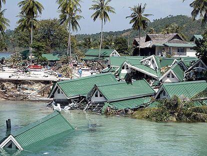 Bungalós destruidos en la bahía de Ton Sai, en la isla tailandesa de Phi Phi.