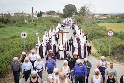 La Hermandad de la Entrega recorre casi 15 kilómetros desde Guadalcacín hasta Jerez de la Frontera (Cádiz).
