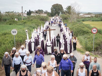 La Hermandad de la Entrega recorre casi 15 kilómetros desde Guadalcacín hasta Jerez de la Frontera (Cádiz).